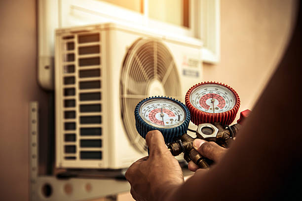 Professional Hvac technician working in Center Point, IA